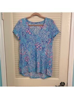 Lilly Pulitzer Etta V-Neck Short Sleeve Tee Blue Ibiza “Now You Sea Me” M  EUC